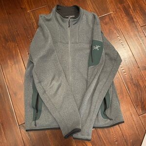Men’s M grey Arc’teryx fleece jacket.